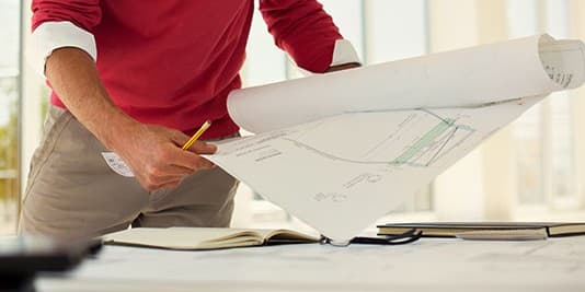 Architekt bei der Planung an einem Fensterprojekt