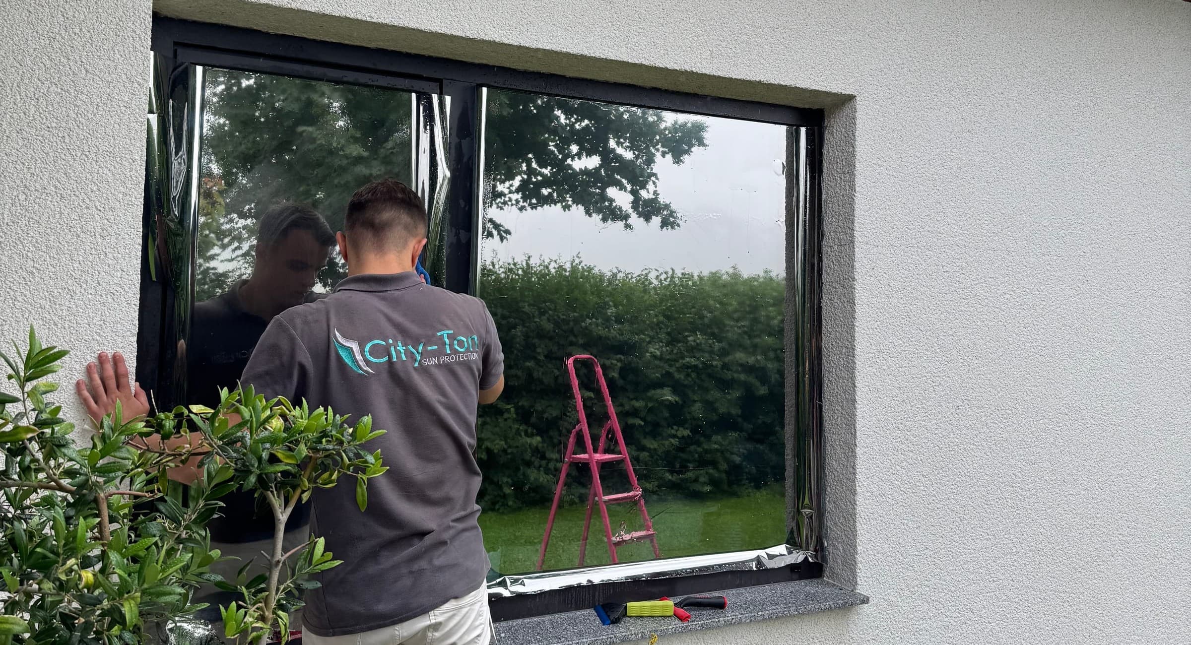 Fachgerechte Folienmontage an einem Einfamilienhaus