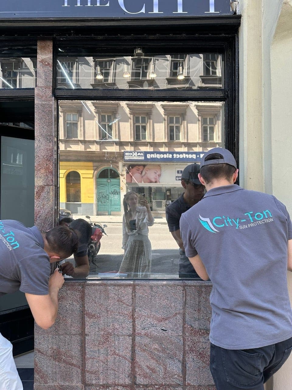 City-Ton Montage an einer Schaufensterfront in Wien