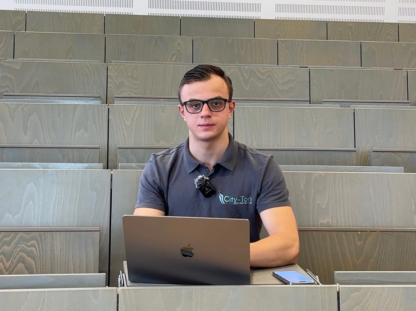 Gründer von City-Ton Austria bei der Planung am Laptop