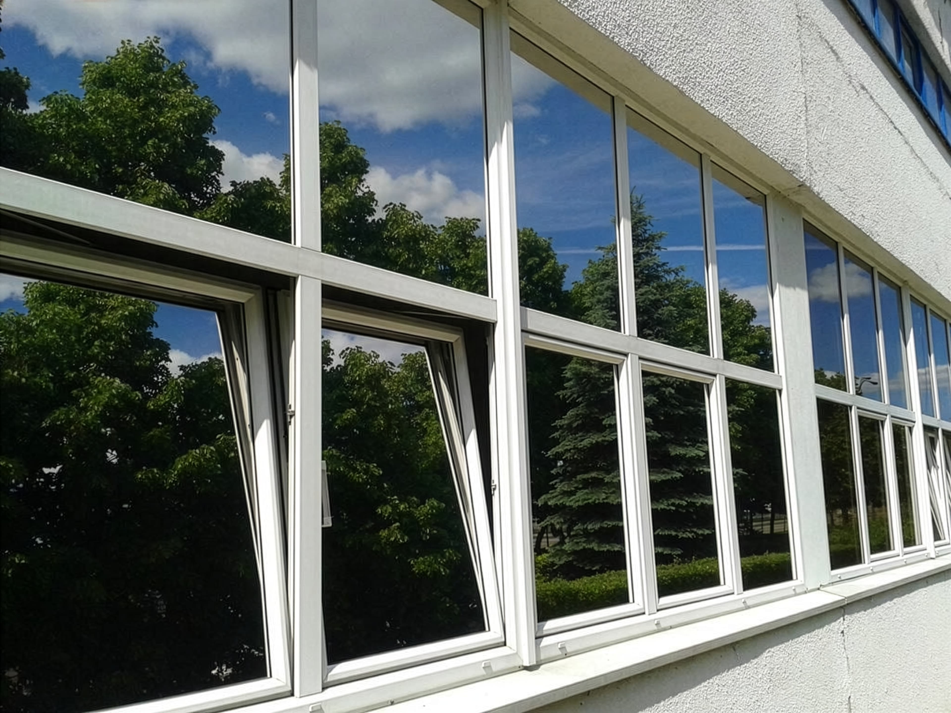 Fassade mit reflektierender Sonnenschutzfolie